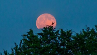 O que é a Lua cheia de morango?