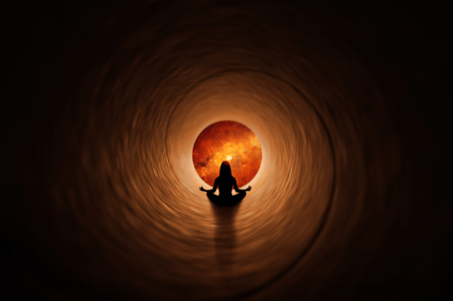 Mulher sentada em direção ao Universo dentro de um tubo espiral. 