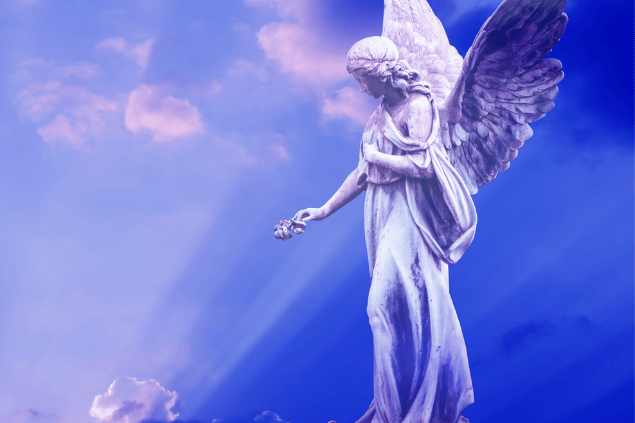 Anjo representando Aladiah em um céu azul e bonito. 