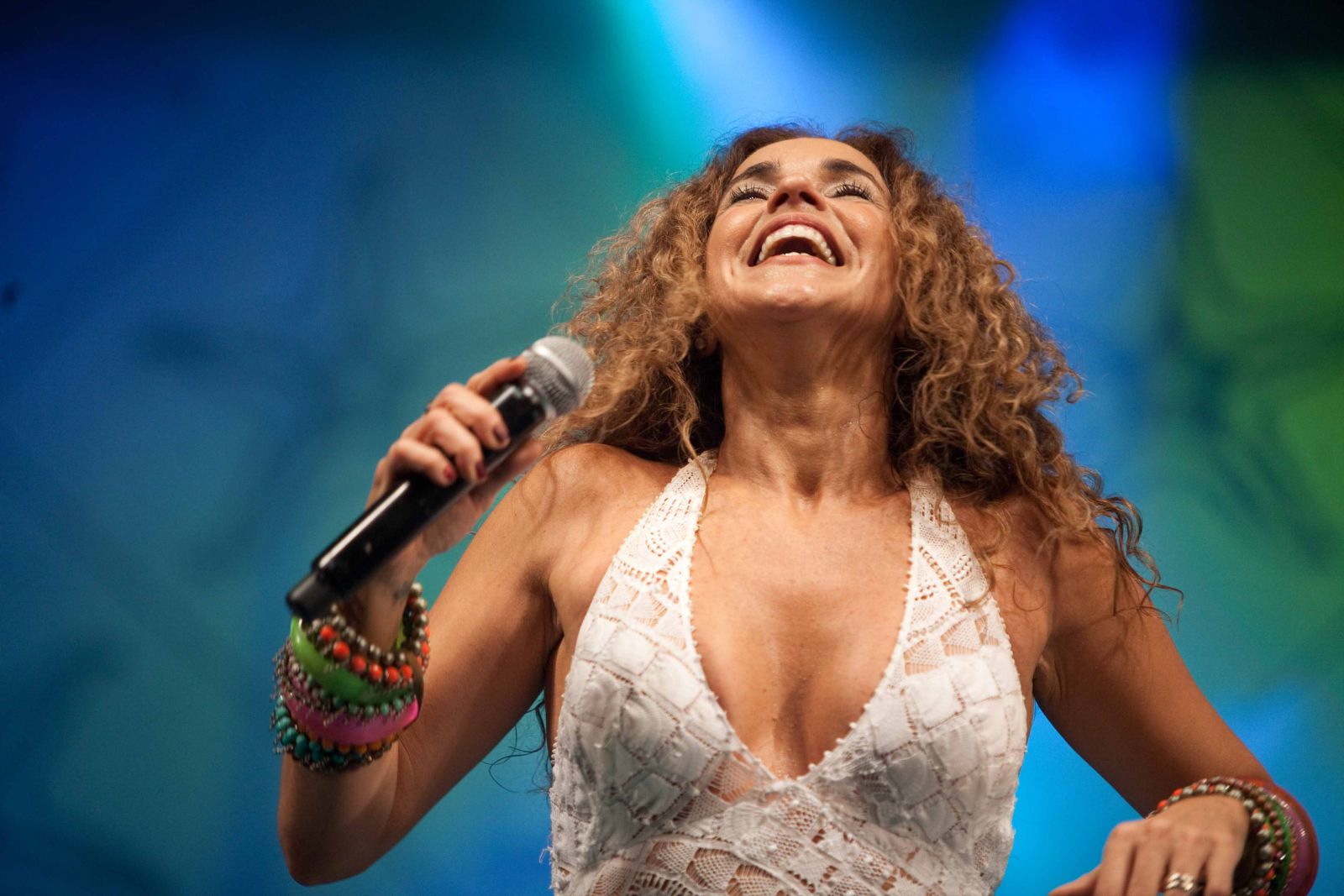 Daniela Mercury cantando em Cabo Verde