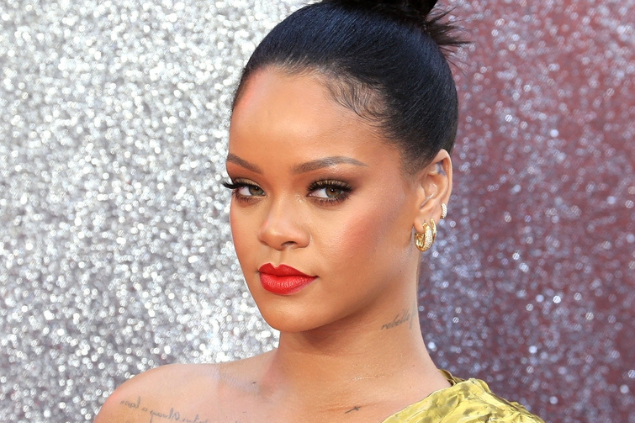Rihanna de cabelos presos.