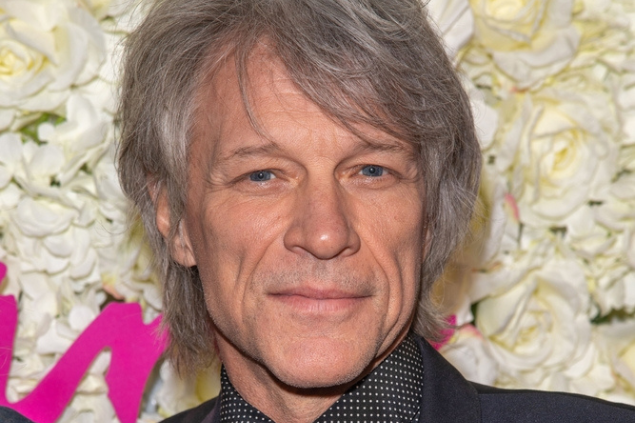 Jon Bon Jovi com cabelos grisalhos.