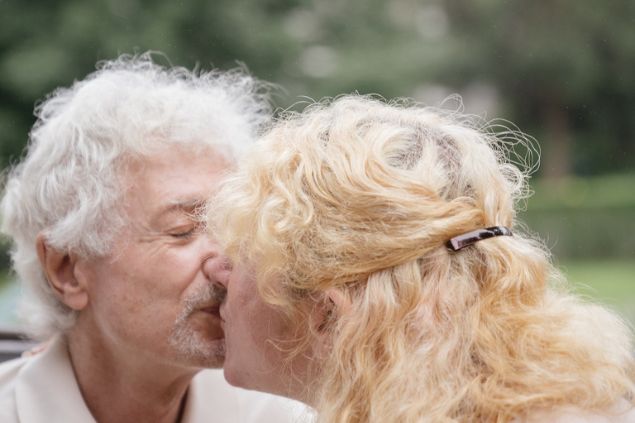 mulher loira beijando um senhor idoso