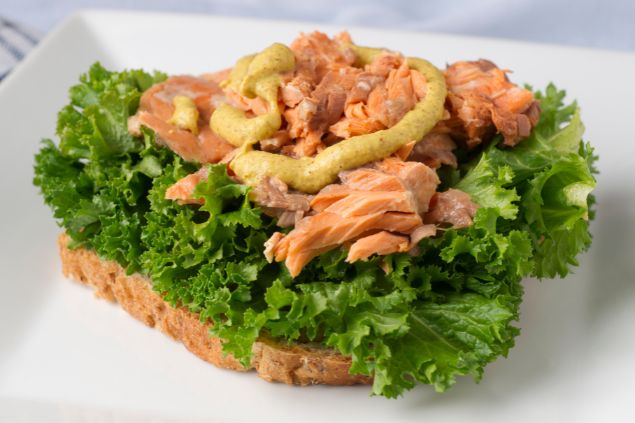 Sanduiche de salmão com alface e mostarda