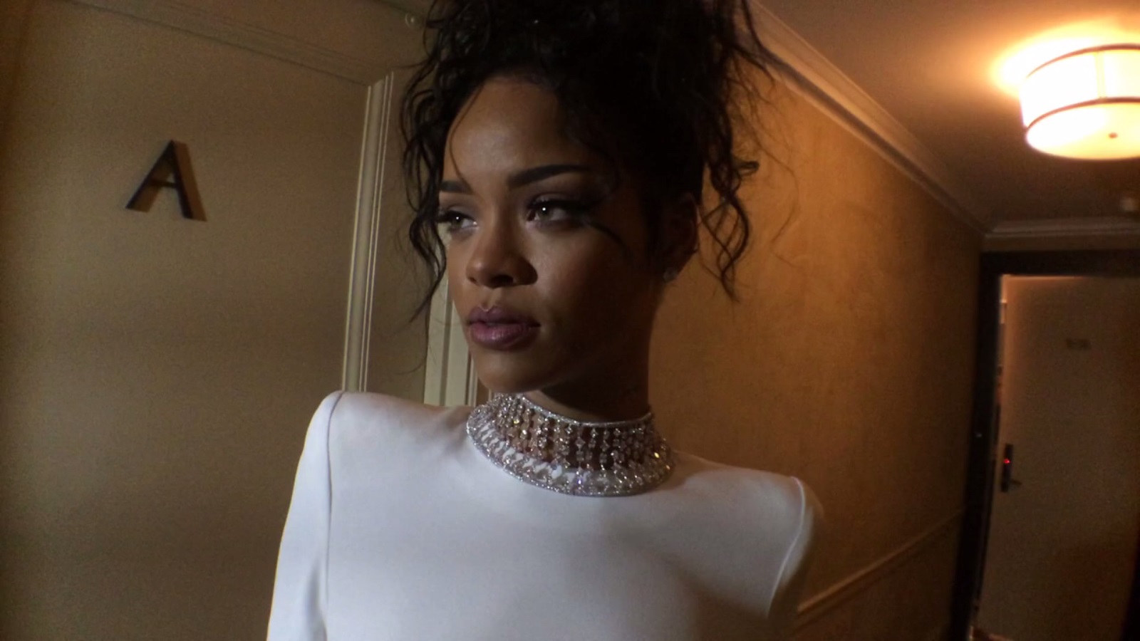 Rihanna olhando para o lado em um ambiente fechado