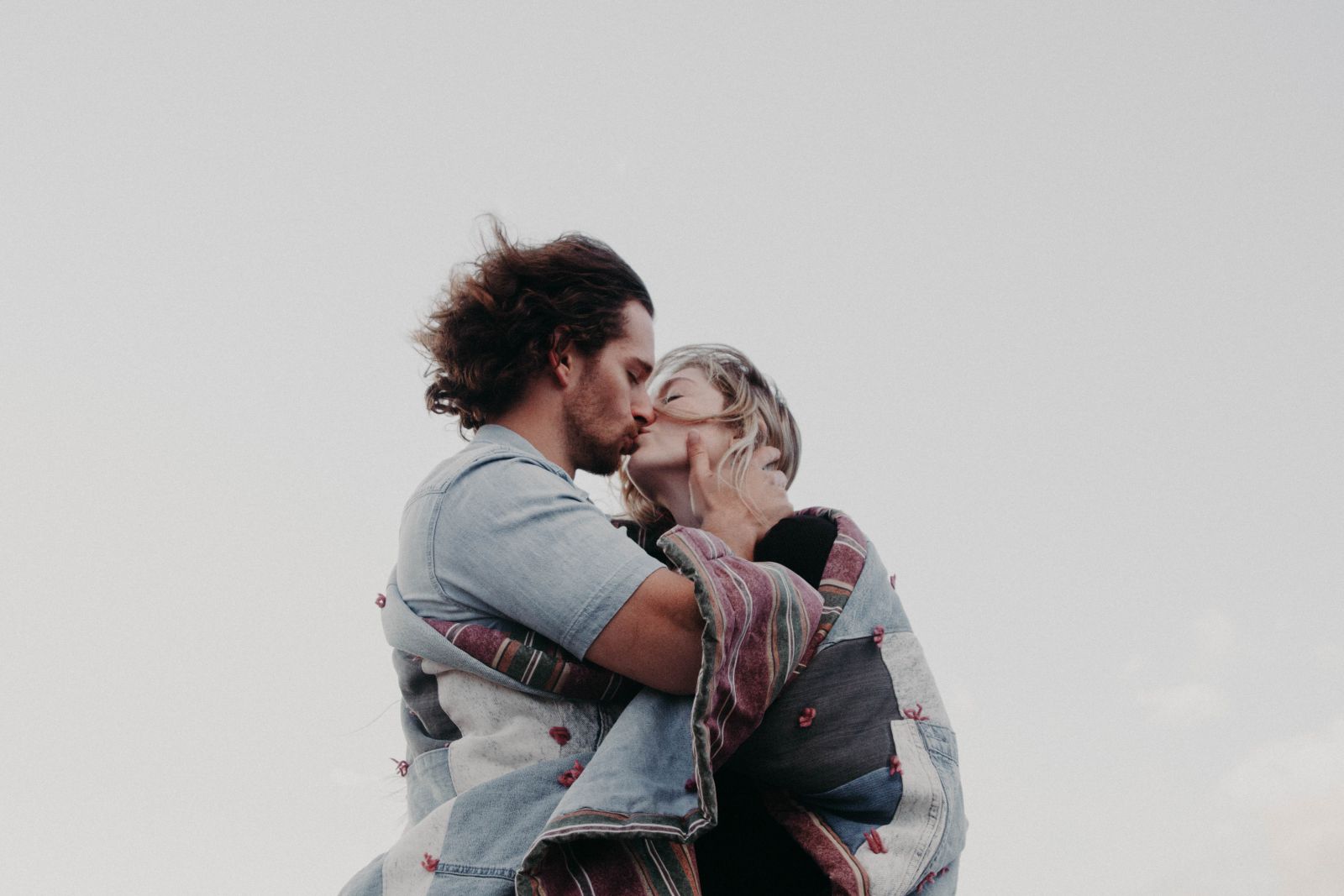Homem e mulher se beijando