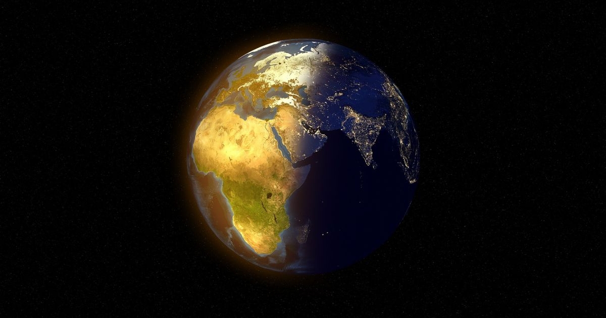 Imagem do planeta Terra iluminado parcialmente pelo sol.