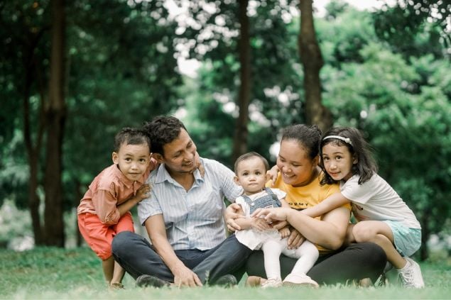 Família unida em um parque