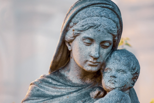 estátua de Maria com Jesus Cristo no colo