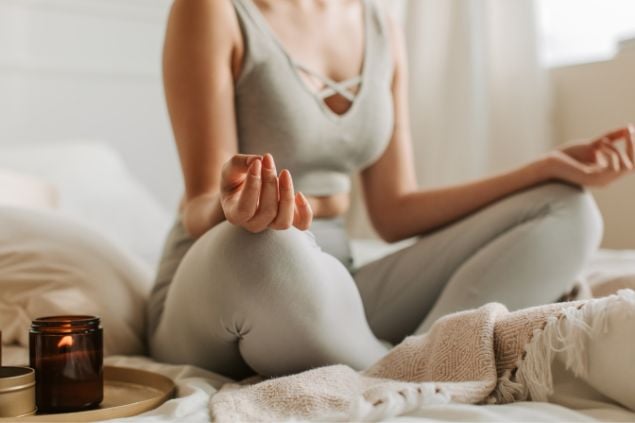 mulher meditando 