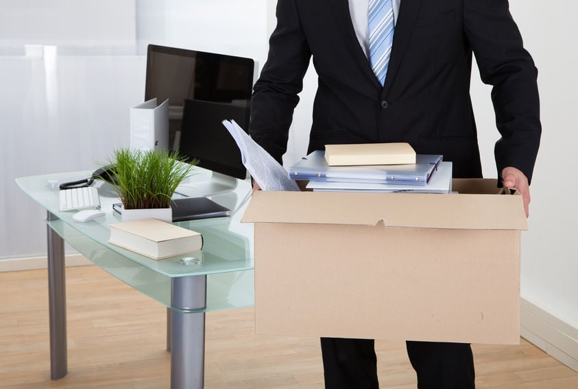 Homem segurando caixa com materiais dentro.