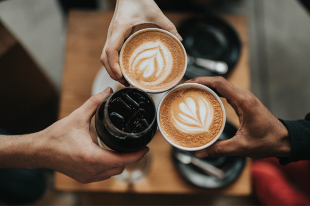 pessoas segurando xícaras de café