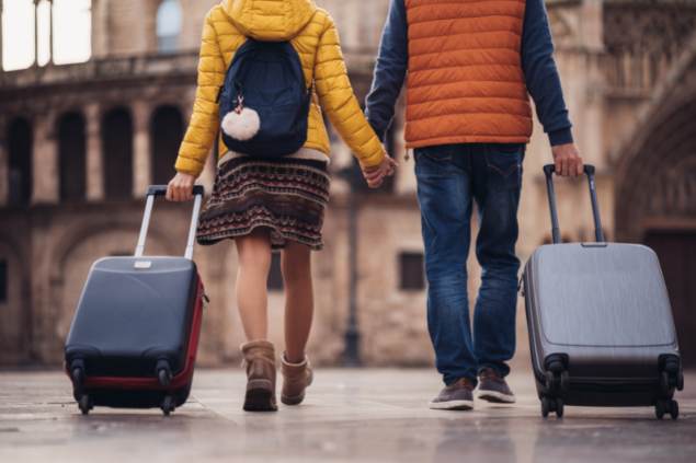 casal de mãos dadas viajando