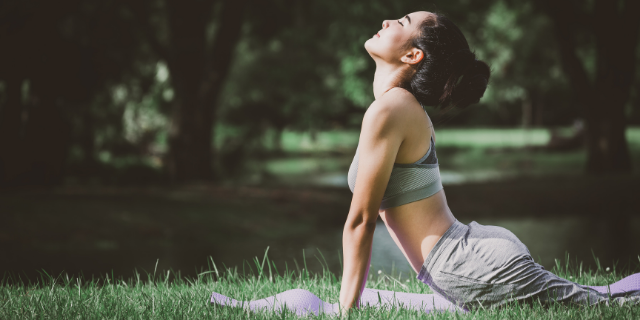 Mulher fazendo yoga no parque