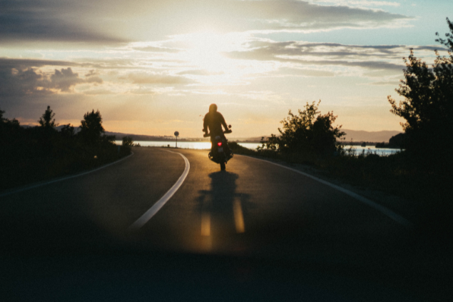 Pessoa dirigindo moto na estrada