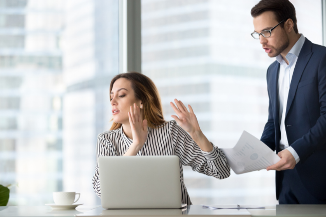 Mulher estressada com o ordem do chefe