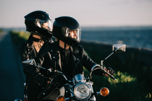 Casal viajando de moto