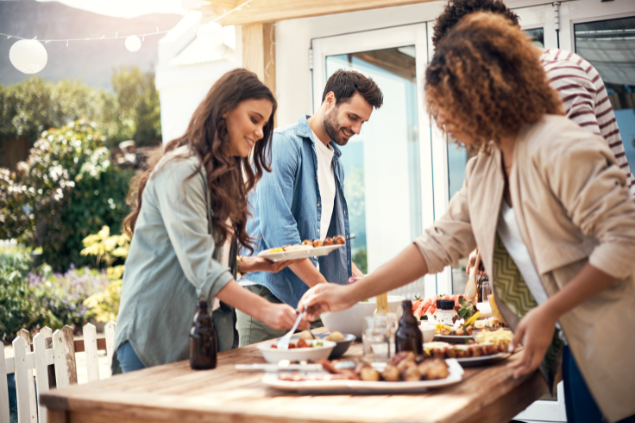 Família se servindo em uma mesa cheia de comida