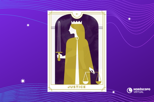 Carta de Tarot, a Justiça em um fundo roxo-azulado 