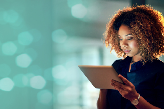 Mulher concentrada mexendo no tablet