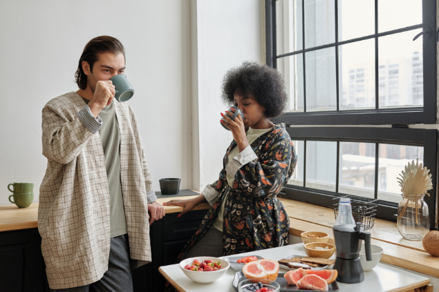 Casal tomando café na cozinha