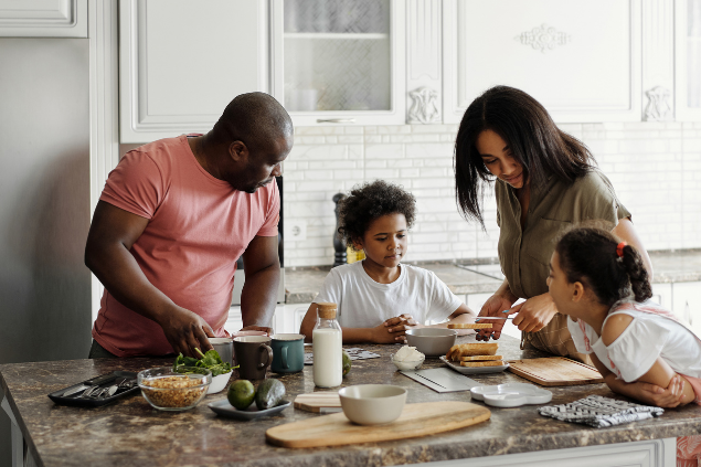 Família cozinhando juntos