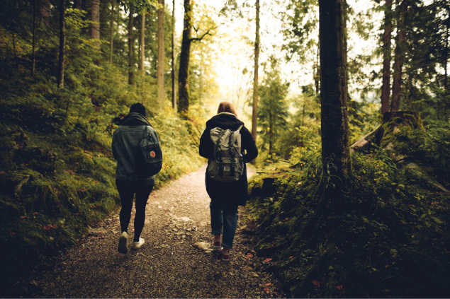 Duas mulheres caminhando em uma mata