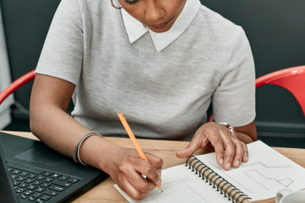 Mulher fazendo anotações em um caderno