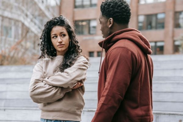 Homem e mulher discutindo na rua