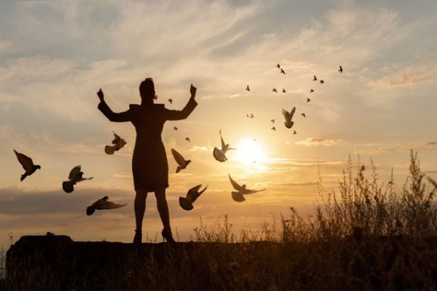 Mulher ao ar livre e pôr-do-sol comemorando a liberdade