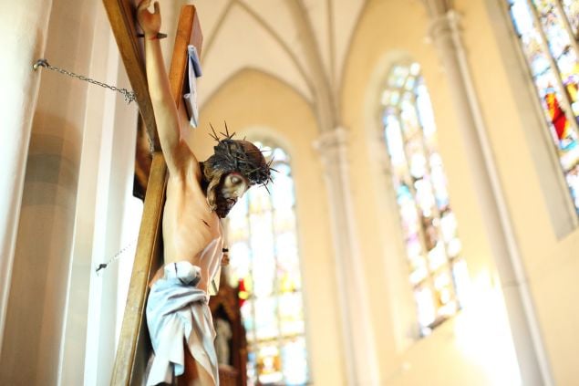 Imagem da estátua de Jesus na cruz em uma igreja