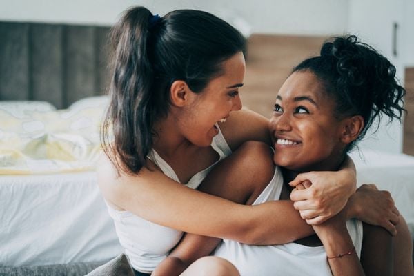 Duas mulheres abraçadas e sorrindo uma para a outra