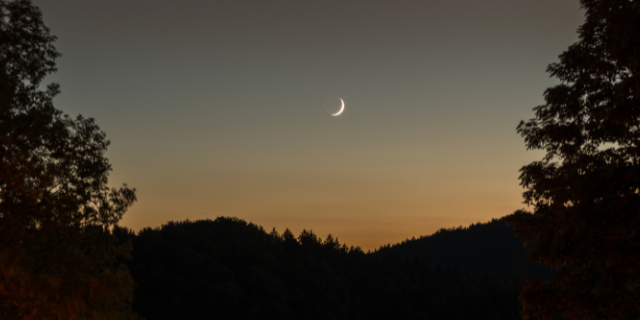 lua crescente no céu noturno