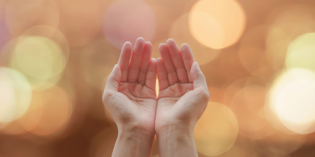 Mãos abertas em sinal de oração