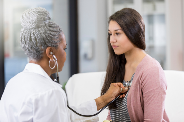 Médica examinando uma mulher