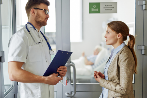 Médico conversando com paciente