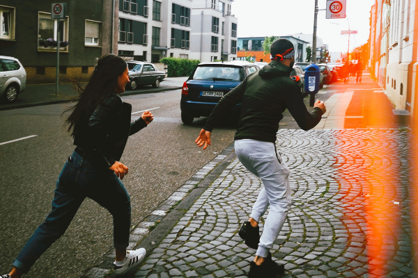 Mulher perseguindo um homem na rua