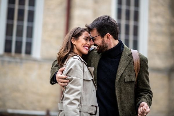 Casal sorrindo um para o outro