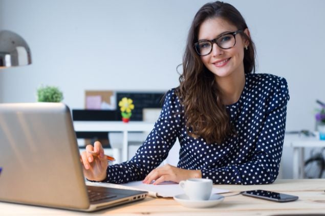 Imagem de uma mulher no trabalho