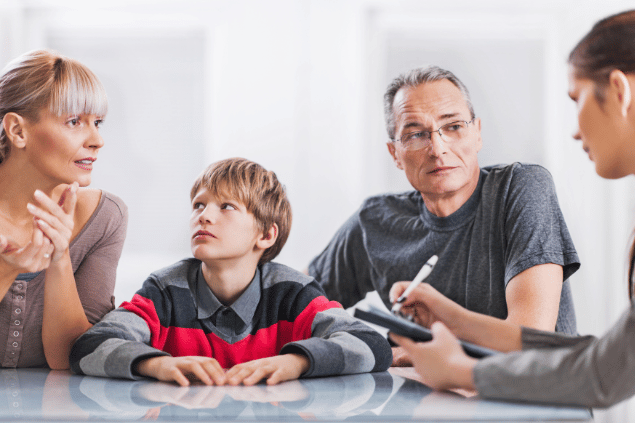 Familia conversando