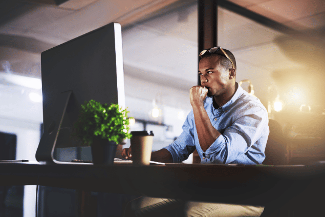  Homem focado no trabalho em seu computador. 