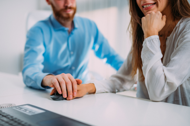 Casal tendo um relacionamento no trabalho. 