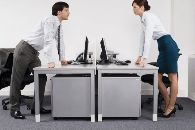 Colegas de trabalho se encarando com rivalidade