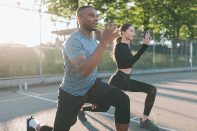 Homem e mulher fazendo exercícios ao ar livre