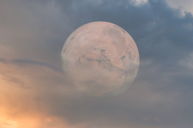 Lua Cheia em um céu azul