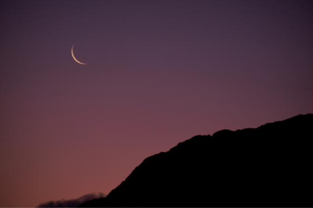 Lua Nova durante um pôr do sol