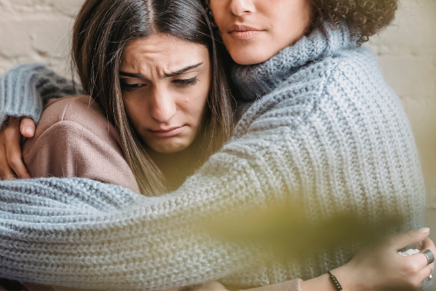 Duas mulheres tristes se abraçando 