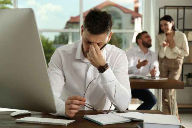 Homem sendo feito de chacota no trabalho 