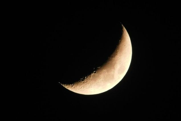 Imagem de funto preto e em destaque a Lua Crescente em peixes.