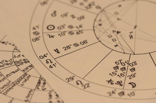 Imagem de um mapa astral e em destaque os pontos dos nodos lunares.